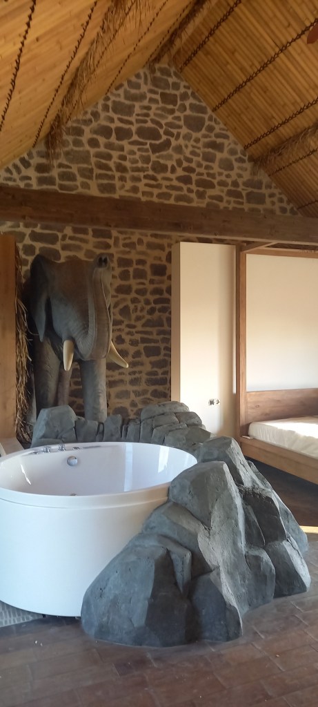 Sculpture décors d'intérieur - ambiance savanne - chambre d'hôte - réaliste - éléphant - roches